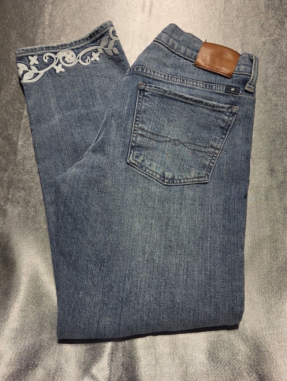 Lucky Brand Sweet Crop Size 4/27. Crop Jeans with Embroidered Hem